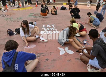 Los Angeles, Stati Uniti. 25 Settembre 2021. I giovani e gli anziani si riuniscono per chiedere un'azione urgente per evitare i disastrosi cambiamenti climatici a Pershing Square a Los Angeles, unendosi ai giovani di tutto il mondo nella loro più grande protesta dall'inizio della pandemia COVID-19 a Los Angeles venerdì 24 settembre 2021. Lo sciopero si svolge cinque settimane prima del vertice della U.N. COP26, che mira a garantire un'azione più ambiziosa sul clima da parte dei leader mondiali per ridurre drasticamente le emissioni di gas serra che riscaldano il pianeta. Foto di Jim Ruymen/UPI Credit: UPI/Alamy Live News Foto Stock