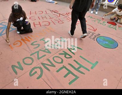 Los Angeles, Stati Uniti. 25 Settembre 2021. I giovani e gli anziani si riuniscono per chiedere un'azione urgente per evitare i disastrosi cambiamenti climatici a Pershing Square a Los Angeles, unendosi ai giovani di tutto il mondo nella loro più grande protesta dall'inizio della pandemia COVID-19 a Los Angeles venerdì 24 settembre 2021. Lo sciopero si svolge cinque settimane prima del vertice della U.N. COP26, che mira a garantire un'azione più ambiziosa sul clima da parte dei leader mondiali per ridurre drasticamente le emissioni di gas serra che riscaldano il pianeta. Foto di Jim Ruymen/UPI Credit: UPI/Alamy Live News Foto Stock