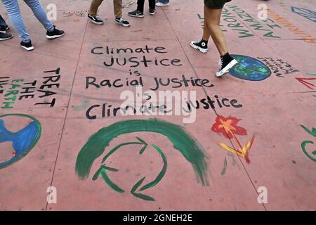 Los Angeles, Stati Uniti. 25 Settembre 2021. I giovani e gli anziani si riuniscono per chiedere un'azione urgente per evitare i disastrosi cambiamenti climatici a Pershing Square a Los Angeles, unendosi ai giovani di tutto il mondo nella loro più grande protesta dall'inizio della pandemia COVID-19 a Los Angeles venerdì 24 settembre 2021. Lo sciopero si svolge cinque settimane prima del vertice della U.N. COP26, che mira a garantire un'azione più ambiziosa sul clima da parte dei leader mondiali per ridurre drasticamente le emissioni di gas serra che riscaldano il pianeta. Foto di Jim Ruymen/UPI Credit: UPI/Alamy Live News Foto Stock