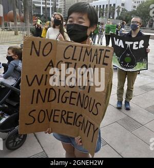 Los Angeles, Stati Uniti. 25 Settembre 2021. I giovani e gli anziani si riuniscono per chiedere un'azione urgente per evitare i disastrosi cambiamenti climatici a Pershing Square a Los Angeles, unendosi ai giovani di tutto il mondo nella loro più grande protesta dall'inizio della pandemia COVID-19 a Los Angeles venerdì 24 settembre 2021. Lo sciopero si svolge cinque settimane prima del vertice della U.N. COP26, che mira a garantire un'azione più ambiziosa sul clima da parte dei leader mondiali per ridurre drasticamente le emissioni di gas serra che riscaldano il pianeta. Foto di Jim Ruymen/UPI Credit: UPI/Alamy Live News Foto Stock