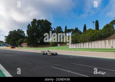 Vallelunga, italia 19 settembre 2021 Aci Racing week-end. Velocità di azione della vettura da corsa curva panoramica nel circuito asfalto Foto Stock