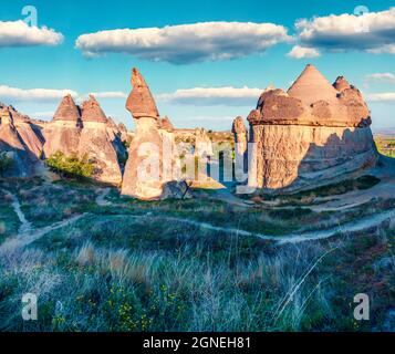 Pittoresca vista primaverile di forme fungine di arenaria nel canyon vicino al villaggio di Cavusin, Cappadocia, Provincia di Nevsehir nella regione centrale dell'Anatolia Foto Stock