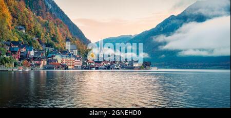 Misty autunno alba sul lago Hallstatt. Incredibile panorama mattutino del villaggio di Hallstatt, nella regione montagnosa del Salzkammergut in Austria. Beau Foto Stock
