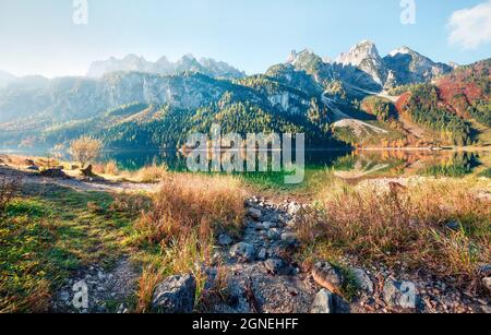 Brillante scena autunnale del lago di Vorderer (Gosausee). Pittoresca vista mattutina delle Alpi austriache, dell'alta Austria, dell'Europa. Bellezza della natura concetto backgrou Foto Stock