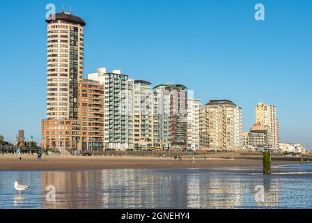 Spiaggia di sabbia e skyline della città di Vlissingen Foto Stock