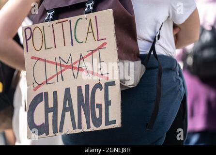Francoforte sul meno, Germania. 24 settembre 2021. 24 settembre 2021, Hessen, Francoforte sul meno: Diverse migliaia di persone partecipano allo "Sciopero climatico globale" del movimento "venerdì per il futuro" nel centro di Francoforte sul meno. Una donna porta un segno con l'iscrizione "cambiamento politico". Foto: Hannes P. Albert/dpa Credit: dpa Picture Alliance/Alamy Live News Foto Stock