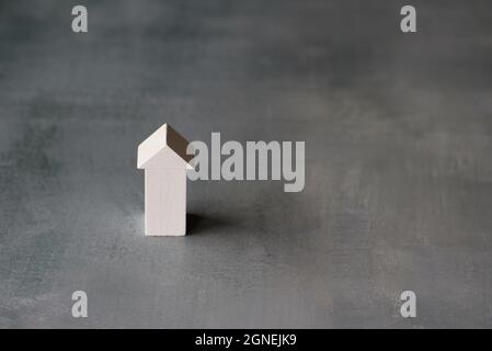 Freccia bianca su pavimento in cemento con spazio per la copia Foto Stock