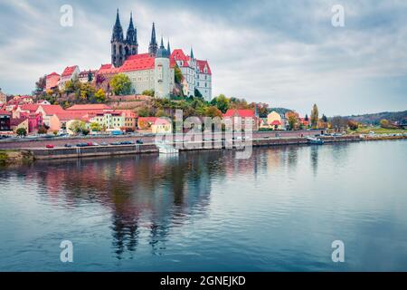 Scenografia autunnale più antica che si affaccia sul fiume Elba castello - Albrechtsburg. Misty veneig paesaggio urbano di Meissen, Sassonia, Germania, Europa. Travelin Foto Stock