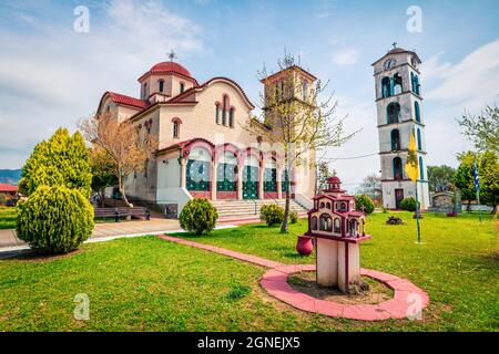 Piccola chiesa ortodossa nel villaggio di Nea Kerdilia. Colorata scena primaverile nel nord della Grecia. Splendida vista mattutina della campagna, regione di Kavala. In viaggio Foto Stock