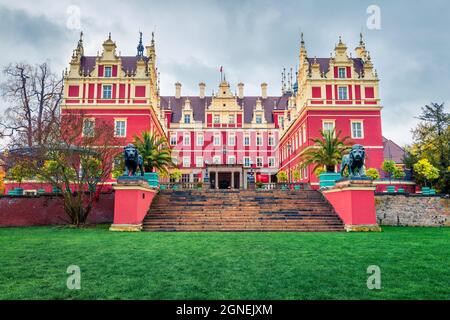 Splendida vista autunnale del castello di Muskau. Scena mattutina piovosa nel Parco Muskau, Patrimonio dell'Umanità dell'UNESCO, regione dell'alta Lusazia, Sassonia, Germania, Europa. Foto Stock