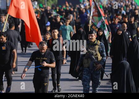 Baghdad, Iraq. 25 Settembre 2021. I musulmani sciiti marciano da Baghdad per visitare la Moschea Husayn a Karbala in occasione di Arba'een, nota anche come Chehelom, un'osservanza religiosa che avviene quaranta giorni dopo il giorno di Ashura per commemorare il martirio di Husayn ibn Ali, nipote del profeta islamico Muhammad, Che è stato ucciso il 10° giorno del mese di Muharram, secondo il calendario islamico. Credit: Ameer al Mohammedaw/dpa/Alamy Live News Foto Stock