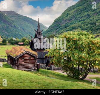Pittoresca vista estiva della chiesa di Borgund Stave, situata nel villaggio di Borgund nel comune di Lerdal nella contea di Sogn og Fjordane, Norvegia. T Foto Stock