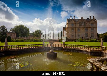 L'impressionante giardino della fontana a Montacute House, un palazzo elisabettiano con giardino vicino a Yeovil, Somerset, Inghilterra, Regno Unito Foto Stock