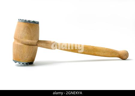 Martello di carne - tenerizzatore di carne. Mazzuolo di carne di legno con estremità in metallo isolato su sfondo bianco con Clipping Path Foto Stock