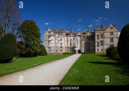 Il sole di primavera illumina il fronte ovest di Montacute House, un palazzo elisabettiano con giardino vicino a Yeovil, Somerset, Inghilterra, Regno Unito Foto Stock