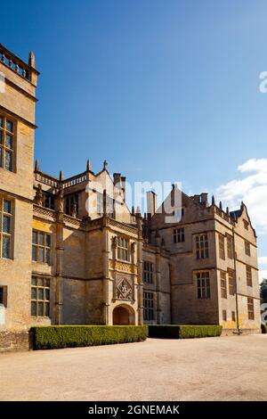 Il sole di primavera illumina il fronte ovest di Montacute House, un palazzo elisabettiano con giardino vicino a Yeovil, Somerset, Inghilterra, Regno Unito Foto Stock