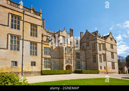 Il sole di primavera illumina il fronte ovest di Montacute House, un palazzo elisabettiano con giardino vicino a Yeovil, Somerset, Inghilterra, Regno Unito Foto Stock