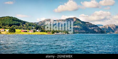 Paesaggio tipico paesaggio norvegese. Panorama estivo di sole della Norvegia, Europa. Bellezza del concetto di campagna sfondo. Foto Stock