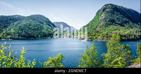 Paesaggio tipico paesaggio norvegese. Panorama estivo di sole della Norvegia, Europa. Bellezza del concetto di campagna sfondo. Filtro Instagram tonato. Foto Stock