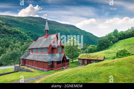 Bella vista estiva della Chiesa di Borgund, situato nel villaggio di Borgund nel comune di Lerdal nella contea di Sogn og Fjordane, Norvegia. In viaggio Foto Stock