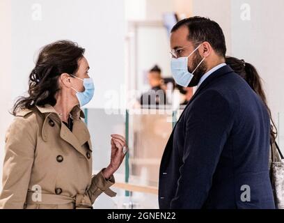 Parigi, Francia. 25 Settembre 2021. Ex guardia del corpo al presidente francese, Alexandre Benalla arriva con il suo avvocato Jacqueline Laffont, per il suo processo a Parigi, in Francia il 24 settembre 2021, per un presunto assalto durante una protesta del 2018 maggio giorno. Photo by Pierrick Villette/Avenir Pictures/ABACAPRESS.COM Credit: Abaca Press/Alamy Live News Foto Stock