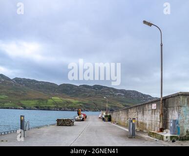 LENAN, DONEGAL, IRLANDA - SETTEMBRE 16 2021 : il porto nella baia di Lenan ha un molo che rende conveniente l'atterraggio. Foto Stock