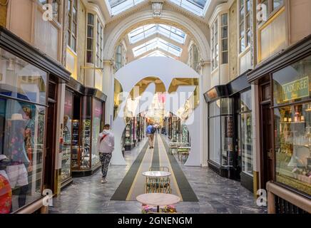 24 settembre 2021. James Bond 007 Themed No Time to Die Interior al Burlington Arcade nel centro di Londra per celebrare la tanto attesa uscita del nuovo film in serie il 30 settembre Foto Stock