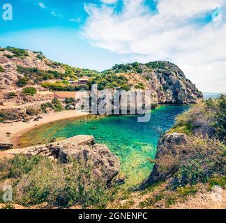 Splendida vista primaverile di West Court di Heraion di Perachora, Limni Vouliagmenis posizione. Colorato mare di mattina del mar Egeo, Grecia, Europa. Tra Foto Stock