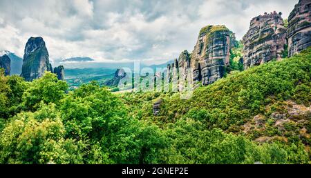 Scena primaverile Clody di Meteora, patrimonio dell'umanità dell'UNESCO. Grande vista mattutina dei monasteri ortodossi orientali, costruiti su colonne di roccia. Kalambaka Foto Stock