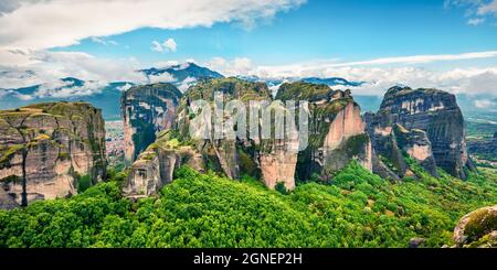 Scena primaverile di Meteora, patrimonio dell'umanità dell'UNESCO. Collorful mattina vista dei monasteri ortodossi orientali, costruito sopra le colonne di roccia. Kalam Foto Stock