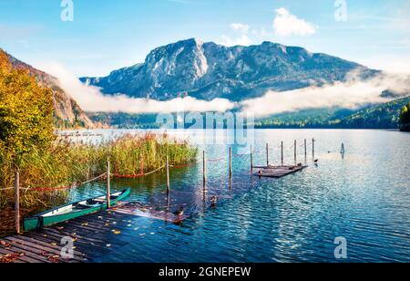 Romantica scena autunnale di Altausseer vedere il lago. Soleggiata vista mattutina del villaggio di Altaussee, distretto di Liezen in Stiria, Austria. Bellezza della campagna co Foto Stock