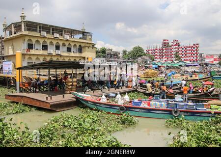 Fiume Buriganga, Dhaka, Bangladesh : il fiume Buriganga è sempre pieno di barche in legno e traghetti passeggeri Foto Stock
