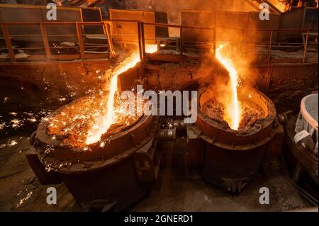 Spillatura di scorie di altoforno. La scoria fusa viene versata in una siviera. Foto Stock