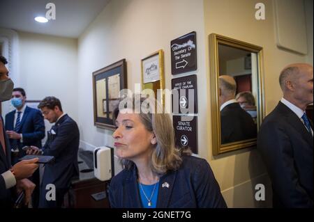 Washington DC, Stati Uniti. 25 Settembre 2021. Il senatore degli Stati Uniti Joni Ernst (repubblicano dell'Iowa) scherza intorno prima di una conferenza stampa sul limite di debito al Campidoglio degli Stati Uniti a Washington, DC, USA, mercoledì 22 settembre, 2021. Foto di Rod Lammey / CNP/ABACAPRESS.COM Credit: Abaca Press/Alamy Live News Foto Stock