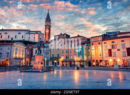 Spettacolare vista serale di Piazza Tartini nel centro storico di Piran. Splendido tramonto primaverile in Slovenia, Europa. Concetto di viaggio background. Bellissimo Medi Foto Stock