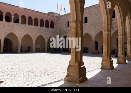 Vista della piazza del castello senza persone prese da un angolo. Mora de Rubielos, Teruel, Aragona, Spagna, Europa Foto Stock
