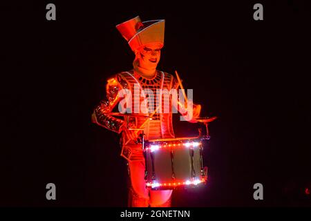 Weymouth, Dorset, Regno Unito. 24 settembre 2021. Parade attraverso le strade di Weymouth in Dorset guidato dai batteristi Worldbeaters con il burattini Dundu come parte del festival Inside out attivo delle arti dello spettacolo. Picture Credit: Graham Hunt/Alamy Live News Foto Stock