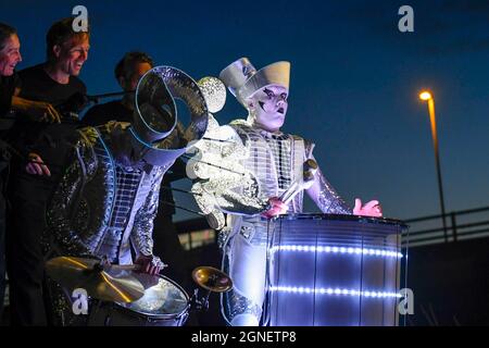 Weymouth, Dorset, Regno Unito. 24 settembre 2021. Parade attraverso le strade di Weymouth in Dorset guidato dai batteristi Worldbeaters con il burattini Dundu come parte del festival Inside out attivo delle arti dello spettacolo. Picture Credit: Graham Hunt/Alamy Live News Foto Stock