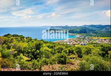 Vista aerea del villaggio di Paralia Kakis Thalassis. Colorato mare di primavera del mar Egeo. Scena mattutina di sole della Grecia, Europa. Bellezza della natura co Foto Stock