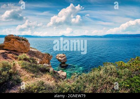 Soleggiata vista primaverile di Corte Ovest di Heraion di Perachora, Limni Vouliagmenis posizione. Colorato mare di mattina del mar Egeo, Grecia, Europa. Viaggiatori Foto Stock