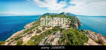 Dalla vista dall'alto della Corte Ovest di Heraion di Perachora, Limni Vouliagmenis posizione. Luminoso mare di mattina del mar Egeo, Grecia, Europa. TR Foto Stock