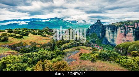 Spettacolare panorama primaverile di Meteora, patrimonio dell'umanità dell'UNESCO. Splendida vista mattutina dei monasteri ortodossi orientali, costruiti su colonne di roccia. Foto Stock