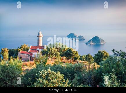 Spettacolare scena primaverile del faro sulla penisola di Gelidonya nel mese di aprile. Bella scena all'aperto di Turky, Asia. Fantastica serata di mare di Mediterrane Foto Stock