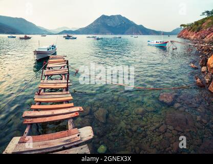 Pittoresco mare Mediterraneo in Turchia, Asia. Splendida vista primaverile della baia di Adrasan con Moses Mountain sullo sfondo. Concetto di viaggio sullo sfondo Foto Stock