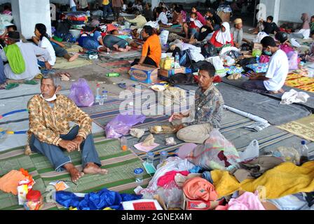 Questo è lo stato dei residenti intorno al Monte Merapi che sono stati sfollati a causa dell'eruzione del Monte Merapi nel 2010 Foto Stock