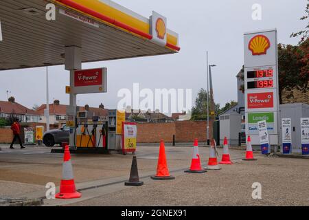 Bexleyheath Kent Inghilterra 09.25.21 stazione di rifornimento piazzale chiuso durante una carenza di carburante. Coni rossi allineati attraverso l'ingresso. Pompe benzina vuote Foto Stock