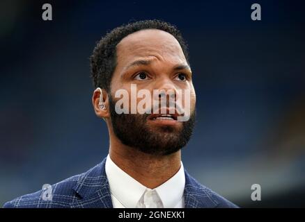 Ex calciatore Joleon Lescott prima della partita della Premier League a Stamford Bridge, Londra. Data foto: Sabato 25 settembre 2021. Foto Stock