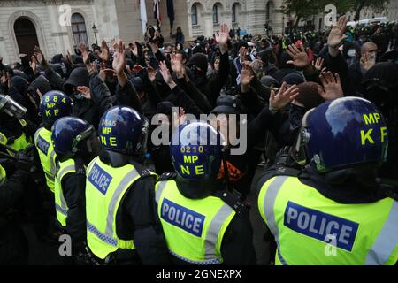Ginevra. 6 giugno 2020. I dimostranti tengono le mani di fronte a una linea di polizia a Whitehall durante una protesta contro la questione della vita nera a Londra, in Gran Bretagna, il 6 giugno 2020. Credit: Tim Ireland/Xinhua/Alamy Live News Foto Stock
