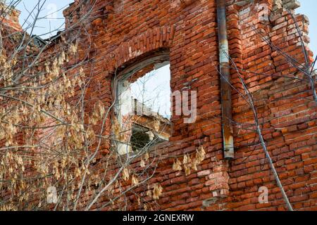 Distrutto edificio in mattoni in una giornata invernale Foto Stock