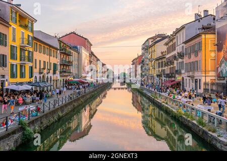 Milano, Italia - 12 giugno 2017: Vista dell'affollato quartiere Naviglio Grande di Milano Foto Stock